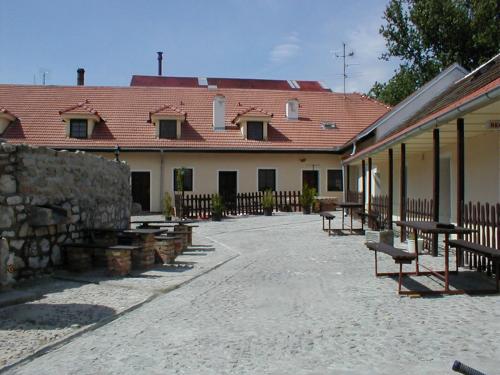 Foto - Ubytování v Břeclavi - Zámecký penzion*** a vinárna Rotunda